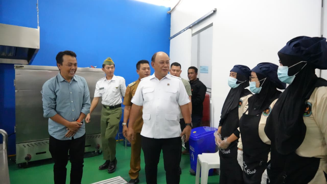 Dorong Ekonomi Rakyat melalui MBG, Kepala BGN Gunungsitoli Pantau SPPG di Bandung